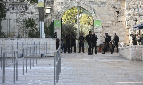 Polisi Israel berjaga di luar kompleks Masjid Al Aqsha di Kota Tua Yerusalem, Selasa (25/7). 