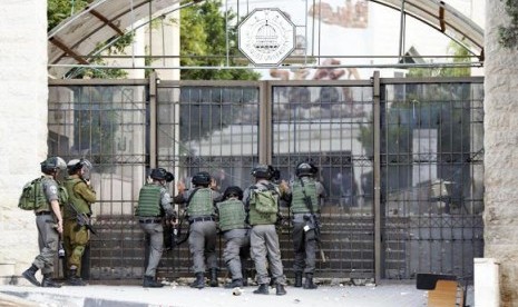 Polisi Israel di depan gerbang Universitas Al Quds di Tepi Barat.