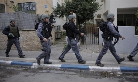 Polisi Israel melintas di dekat lokasi penembakan di sebuah bar di Tel Aviv, 1 Januari 2016.