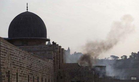 Polisi Israel menerobos kompleks Masjidil Al Aqsa saat terjadi bentrokan dengan pendudukan Palestina. 