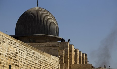 Polisi Israel mengambil posisi di atap al-Aqsa selama bentrokan dengan warga Palestina di Kota Tua Yerusalem. 