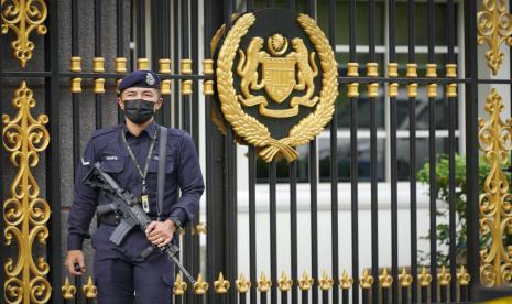 Polisi Istana Negara Bersenjata berjaga di Istana Nasional di Kuala Lumpur, Malaysia, Rabu, 23 November 2022. Raja Malaysia gagal mencapai keputusan siapa yang akan dipilih sebagai perdana menteri setelah bertemu dengan para pemimpin dari dua blok saingan, dan dipanggil anggota parlemen dari blok politik yang telah mengulurkan dukungannya.