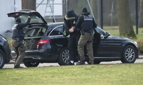 Ekstrem Kanan Jerman Berencana Serang Masjid Bersamaan. Polisi Jerman menangkap salah satu dari 12 anggota sayap kanan ekstrem di Karlsruhe, Jerman, Sabtu (15/2). Mereka yang ditahan diduga membentuk dan mendukung organisasi teroris sayap kanan.