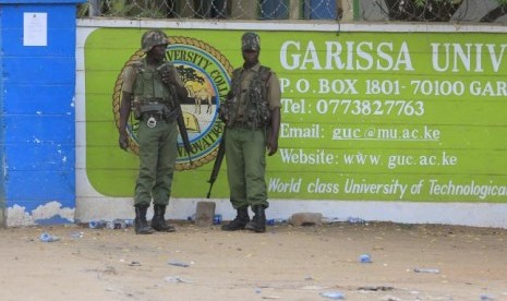 Polisi Kenya berjaga di depan Universitas Garissa, Sabtu (4/4)