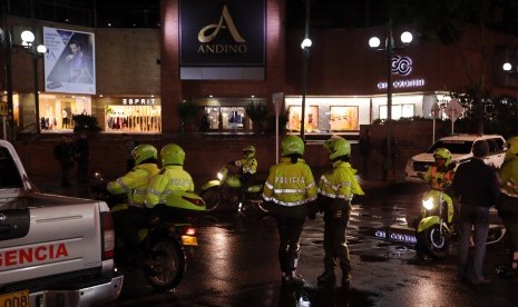 Colombian police patrols arount an upscale Andino mal, Bogota, Saturday (June 17) night local time. At least three dead and nine other injured in an explosion at the second-floor restroom. 