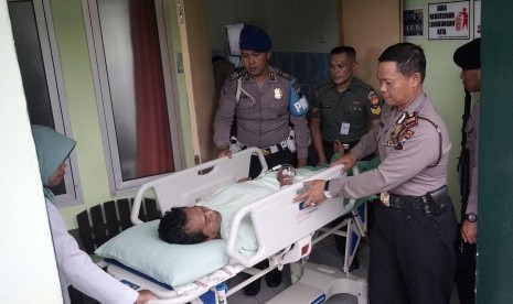 On Tuesday morning, a man attacked Central Java's Banyumas police headquarters. One of the victim was taken to the hospital.