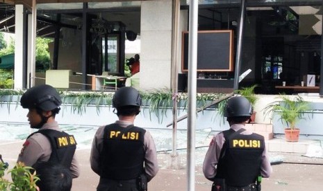 polisi langsung menggelar olah tkp usai ledakan di sarinah, Kamis (14/1)