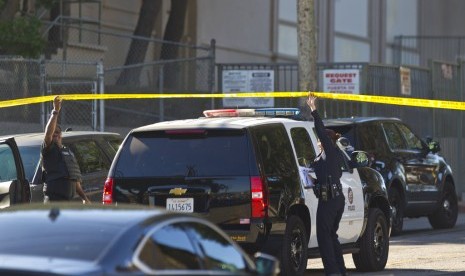 Polisi Los Angeles menyegel sekolah Salvador Castro Middle School di Los Angeles, Kamis (1/2), setelah seorang siswi menembaki teman-temannya. 