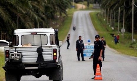 Polisi Malaysia memeriksa kendaraan yang lewat di daerah Sabah, Malaysia