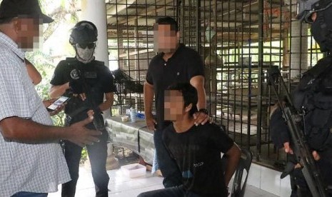 Polisi Malaysia menangkap empat orang yang merencanakan serangan teror skala besar terhadap tempat ibadah non-Muslim dan tokoh penting.