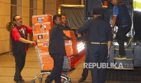  Polisi Malaysia menyita beberapa ratus tas dan lusinan koper berisi uang tunai, perhiasan dan barang berharga lainnya sebagai bagian dari investigasi korupsi dan pencucian uang mantan Perdana Menteri Najib Razak di Kuala Lumpur, Malaysia Jumat, (18/5).