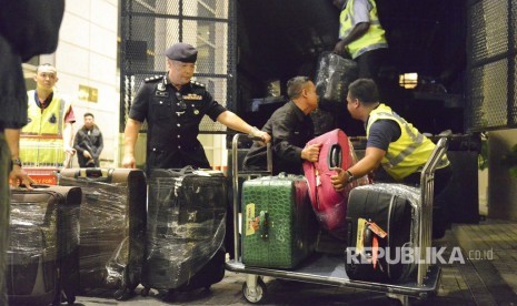  Polisi Malaysia menyita beberapa ratus tas dan lusinan koper berisi uang tunai, perhiasan dan barang berharga lainnya sebagai bagian dari investigasi korupsi dan pencucian uang mantan Perdana Menteri Najib Razak di Kuala Lumpur, Malaysia Jumat, (18/5).