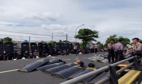 Polisi masih berjaga di flyover Pondok Kopi, Jalan I Gusti Ngurah Rai yang menghubungkan Jakarta Timur dan Kota Bekasi usai sidang vonis HRS, Kamis (24/6).i, Jalan I Gusti Ngurah Rai yang menghubungkan Jakarta Timur dan Kota Bekasi usai sidang vonis HRS, Kamis (24/6).