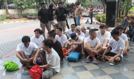 Polisi melakukaan pendataan sejumlah tersangka kasus kerusuhan saat penyerahan tersangka dan barang bukti (tahap II) kasus kerusuhan 21-22 Mei di Polda Metrojaya, Jakarta, Jumat (19/7/2019).