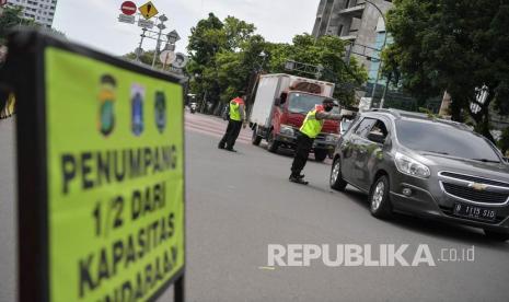 Polisi melakukan imbauan kepada pengendara mobil untuk dapat mematuhi penerapan Pembatasan Sosial Berskala Besar (PSBB).