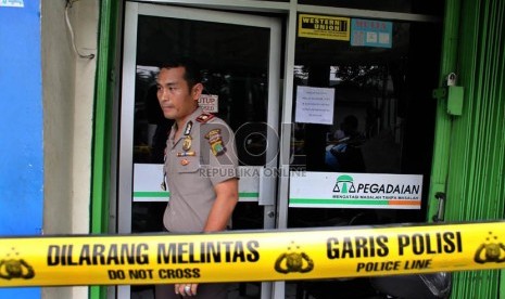   Polisi melakukan olah tempat kejadian perkara di kantor Pegadaian yang dirampok di Jalan Cipeta Raya, Jakarta Selatan, Senin (5/11).    (Yasin Habibi)