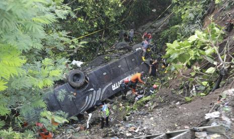 Polisi melakukan olah tempat kejadian perkara kecelakaan bus pariwisata yang masuk jurang di Kampung Cirendeu, Desa Manggungsari, Kecamatan Rajapolah, Kabupaten Tasikmalaya, Jawa Barat, Sabtu (25/6/2022). Tim SAR masih mencari korban hilang dalam bus pariwisata yang jatuh di Tasikmalaya.