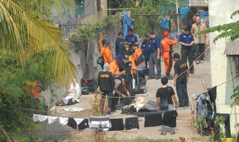 Polisi melakukan olah TKP di lokasi 'Bom Depok'