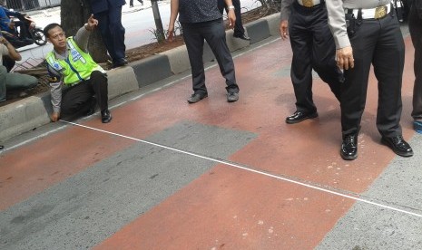 Polisi melakukan olah TKP kecelakaan maut di Jalan Arteri Pondok Indah, Rabu (21/1)