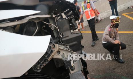 Polisi melakukan olah TKP kecelakaan mobil Pajero nopol B 1264 BJU yang ditumpangi artis Vanessa Angel dan keluarganya usai mengalami kecelakaan di ruas tol Jombang-Mojokerto KM 672 arah Surabaya di Bandarkedungmulyo, Kabupaten Jombang, Jawa Timur, Kamis (4/11/2021). 