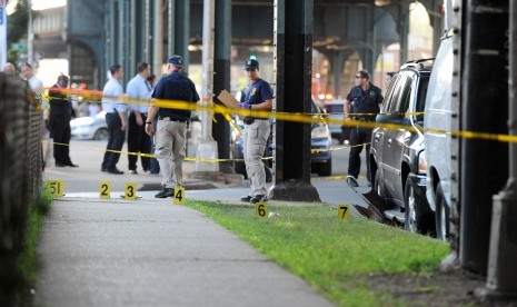 Polisi melakukan olah TKP pembunuhan imam masjid di Queens, Amerika Serikat