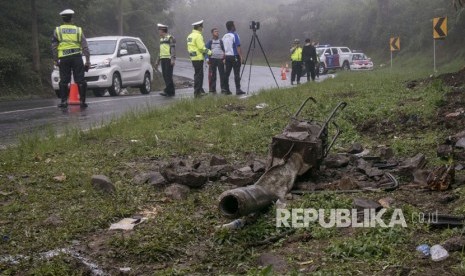 Polisi melakukan olah TKP usai kecelakaan tunggal kendaraan Mini bus (Isuzu Elf) di Jalur Tanjakan Emen, Subang, Jawa Barat, Senin (12/3). 