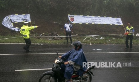 Polisi melakukan olah TKP usai kecelakaan tunggal kendaraan Mini bus (Isuzu Elf) di Jalur Tanjakan Emen, Subang, Jawa Barat, Senin (12/3). 