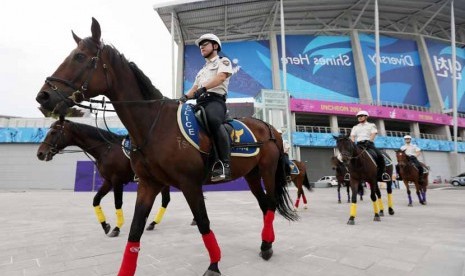 Polisi melakukan patroli dengan menunggang kuda di sekitar stadion utama Asian Games 2014 di Incheon, Korea Selatan, Rabu (17/9). 