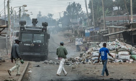 Polisi melakukan patroli di Nairobi, Kenya. 