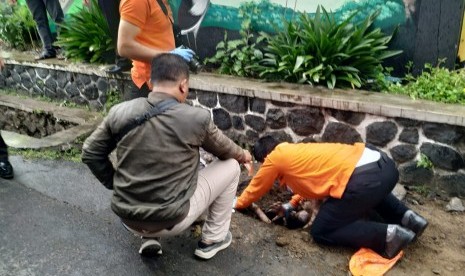 Polisi pemeriksaan di lokasi penemuan mayat (ilustrasi).