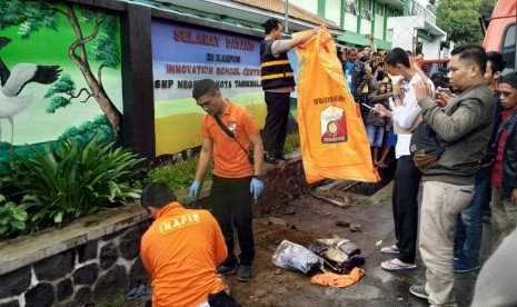 Polisi melakukan pemeriksaan di lokasi penemuan mayat perempuan, tepatnya di gorong-gorong depan SMPN 6 Kota Tasikmalaya, Kelurahan Cilembang, Kecamatan Cihideung, Kota Tasikmalaya, Senin (27/1).