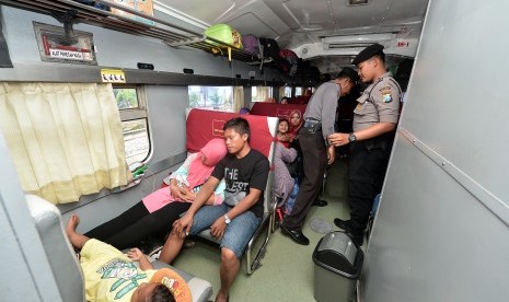 Polisi melakukan pemeriksaan terhadap penumpang kereta api. ilustrasi