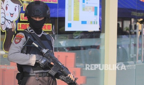 Polisi melakukan pengamanan di gerbang Mapolres Indramayu, Jawa Barat, Ahad (15/7). 