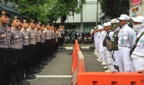 Polisi melakukan pengamanan di sidang Peninjauan Kembali (PK) Basuki Tjahaja Purnama alias Ahok di Pengadilan Negeri Jakarta Pusat, Senin (26/2).