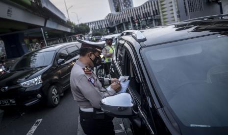 Polisi melakukan penindakan sanksi tilang kepada pengendara mobil yang menggunakan pelat nomor genap di kawasan Jalan Kramat Raya, Jakarta. Dirlantas Polda Metro Jaya Kombes Usman Latif mengakui sistem ganil genap dan rekayasa lalu lintas atau peralihan arus masih belum mampu mengurai kemacetan sepenuhnya. Kendati demikian, selama ini kedua sistem itu sedikitnya dapat membantu untuk mengurai kemecetan yang setiap hari terjadi wilayah hukumnya.