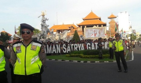 Polisi melakukan penjagaan menjelang kedatangan Raja Salman di Bandara Ngurah Rai, Denpasar, Bali, Sabtu (4/3).