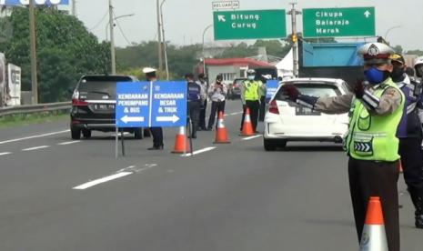 Polisi melakukan penyekatan di Gerbang Tol Bitung, Kabupaten Tangerang, Provinsi Banten, Kamis (6/5).