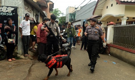 Polisi melakukan penyisiran dengan anjing pelacak di sekitar lokasi perisitiwa pembunuhan satu keluarga, di kawasan Jatirahayu, Bekasi, Jawa Barat, Selasa (13/11/2018). Dalam peristiwa tersebut satu keluarga yang terdiri empat orang tewas dengan luka di tubuhnya, motif penyebab masih dalam penyelid ikan pihak berwenang. 