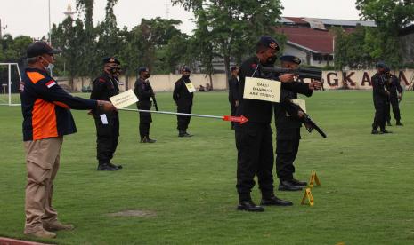 Polisi melakukan rekonstruksi tragedi Stadion Kanjuruhan, Malang, di Polda Jawa Timur, Surabaya, Jawa Timur, Rabu (19/10/2022).