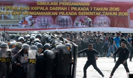 Polisi melakukan simulasi Pengamanan Pilkada Serentak 2015 di lapangan Lalu Lintas Polda Metro Jaya, Jakarta, Kamis (13/8).Republika/Yasin Habibi