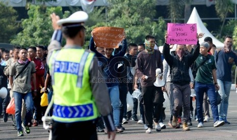 Polisi melakukan simulasi Pengamanan Pilkada Serentak 2015 di lapangan Lalu Lintas Polda Metro Jaya, Jakarta, Kamis (13/8).Republika/Yasin Habibi