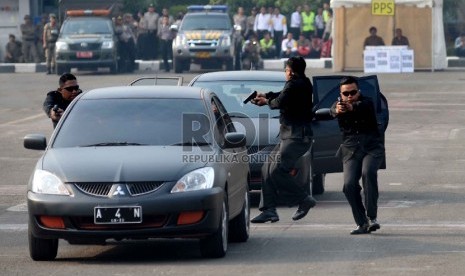 Polisi melakukan simulasi Pengamanan Pilkada Serentak 2015 di lapangan Lalu Lintas Polda Metro Jaya, Jakarta, Kamis (13/8).Republika/Yasin Habibi