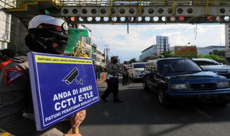 Polisi melakukan sosialisasi penerapan tilang elektronik di Bandar Lampung, Lampung, Senin (1/3/2021). Polresta Bandar Lampung akan memberlakukan tilang elektronik mulai 17 Maret 2021 dengan memasang kamera pengawas di beberapa titik jalan protokol di Kota Bandar Lampung.