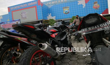 Polisi melihat ratusan sepeda motor yang memakai knalpot brong hasil operasi menjelang tahun baru di Satlantas Polres Jombang, Jawa Timur, Rabu (29/12/2021). Sebanyak 168 sepeda motor berknalpot brong atau tidak sesuai spesifikasinya terjaring razia selama sepekan karena suara motornya menimbulkan kebisingan dan mengganggu kenyamanan masyarakat. 