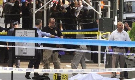 Polisi memasang garis polisi dan mengamankan lokasi penembakan di dekat Empire State Building, New York, Jumat (24/8/2012)