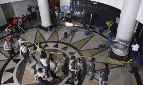 Polisi memasang garis polisi di lobi gedung MK usai rusuh saat sidang putusan sengketa ulang Pemilukada Maluku, Jakarta Pusat, Kamis (14/11). 