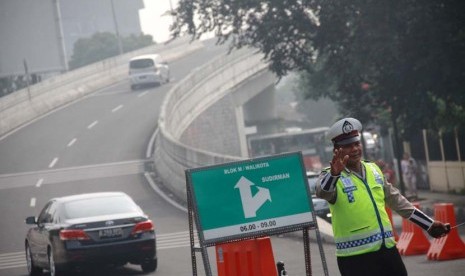 Polisi memasang penutup jalan untuk pemberlakukan satu arah Jalan Layang Non Tol Antasari-Blok M, Jakarta Selatan, Jumat (6/6).