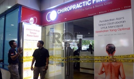 Polisi memasang segel di klinik Chiropractic First, Pondok Indah Mall, Jakarta, Kamis (7/1).   (Republika/Wihdan)