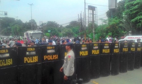 Polisi memasang tameng selepas pembacaan vonis sidang penistaan agama atas terdakwa Basuki Tjahaja Purnama alias Ahok di depan Gedung Kementerian Pertanian, Jakarta Selatan, Selasa (9/5).