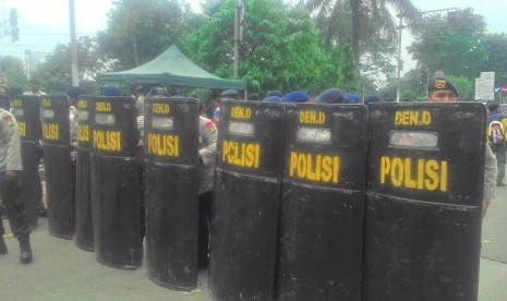 Polisi memasang tameng selepas pembacaan vonis sidang penistaan agama atas terdakwa Basuki Tjahaja Purnama alias Ahok di depan Gedung Kementerian Pertanian, Jakarta Selatan, Selasa (9/5).